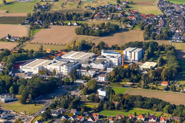 Luftbild, Herforder Brauerei, Schweicheln-Bermbeck, Hiddenhausen, Ostwestfalen-Lippe, OWL, Nordrhein-Westfalen, Deutschland !ACHTUNGxMINDESTHONORARx60xEURO! *** Aerial photograph, Herforder Brauerei, Schweicheln Bermbeck, Hiddenhausen, East Westphalia Lippe, OWL, North Rhine-Westphalia, Germany ATTENTIONxMINDESTHONORARx60xEURO