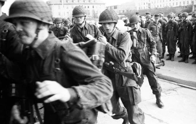 Grundausbildung der Wehrpflichtigen1965 DEU, Deutschland, Bergen: Die Grundausbildung der Wehrpflichtigen im Jahre 1965 in einer Kaserne in Dortmund und auf einem Truppenübungsplatz in der Lueneburger Heide. DEU, Germany, Bergen: The basic training of conscripts in 1965 in a barracks in Dortmund and on a military training area in the Lueneburger Heide. NRW *** Basic training of conscripts in 1965 DEU, Germany, Bergen The basic training of conscripts in 1965 in a barracks in Dortmund and on a military training area in the Lueneburger Heide DEU, Germany, Bergen The basic training of conscripts in 1965 in a barracks in Dortmund and on a military training area in the Lueneburger Heide NRW