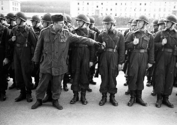 Grundausbildung der Wehrpflichtigen1965 DEU, Deutschland, Bergen: Die Grundausbildung der Wehrpflichtigen im Jahre 1965 in einer Kaserne in Dortmund und auf einem Truppenübungsplatz in der Lueneburger Heide. DEU, Germany, Bergen: The basic training of conscripts in 1965 in a barracks in Dortmund and on a military training area in the Lueneburger Heide. NRW *** Basic training of conscripts in 1965 DEU, Germany, Bergen The basic training of conscripts in 1965 in a barracks in Dortmund and on a military training area in the Lueneburger Heide DEU, Germany, Bergen The basic training of conscripts in 1965 in a barracks in Dortmund and on a military training area in the Lueneburger Heide NRW