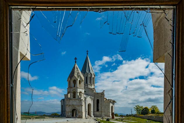 Bilder des Jahres 2020, News 10 Oktober October 11, 2020, Shushi, Nagorno Karabakh: View from a broken window of a building near the Shushi cathedral, Ghazanchetsots Cathedral, after Azerbaijan shelling that destroyed part of roof in a double attack. Shushi Nagorno Karabakh - ZUMAa131 20201011_zap_a131_015 Copyright: xCelestinoxArcexLavinx