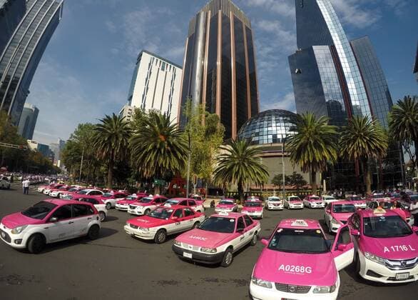 Hundreds of taxi drivers protest against application drivers, on one of the main avenues of Mexico City, Mexico, 12 October 2020. On Monday, several hundred taxi drivers occupied the emblematic Paseo de la Reforma in Mexico City, in the center of the capital, and some access roads to the airport as a protest against what they consider unfair competition on the part of the drivers of private transport applications. Taxi drivers take to the streets in Mexico City against application drivers !ACHTUNG: NUR REDAKTIONELLE NUTZUNG!  Copyright: xJosexPazosx MEX8787 20201012-637381288321446010