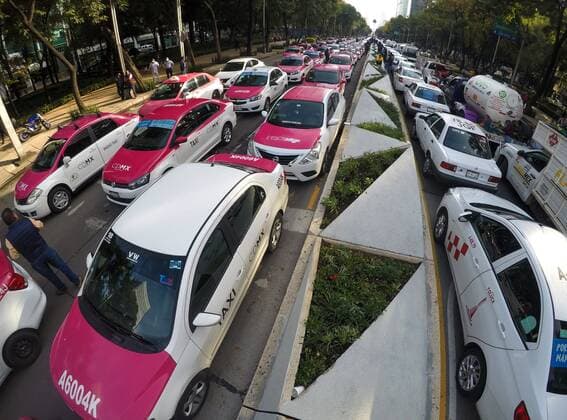 Hundreds of taxi drivers protest against application drivers, on one of the main avenues of Mexico City, Mexico, 12 October 2020. On Monday, several hundred taxi drivers occupied the emblematic Paseo de la Reforma in Mexico City, in the center of the capital, and some access roads to the airport as a protest against what they consider unfair competition on the part of the drivers of private transport applications. Taxi drivers take to the streets in Mexico City against application drivers !ACHTUNG: NUR REDAKTIONELLE NUTZUNG!  Copyright: xJosexPazosx MEX8784 20201012-637381288355040189
