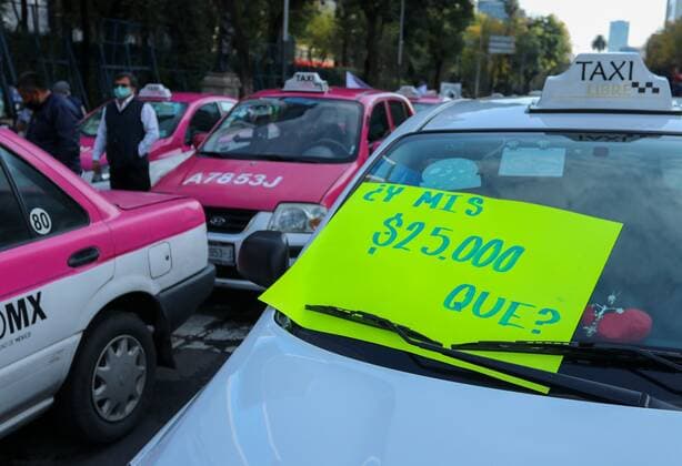 Hundreds of taxi drivers protest against application drivers, on one of the main avenues of Mexico City, Mexico, 12 October 2020. On Monday, several hundred taxi drivers occupied the emblematic Paseo de la Reforma in Mexico City, in the center of the capital, and some access roads to the airport as a protest against what they consider unfair competition on the part of the drivers of private transport applications. Taxi drivers take to the streets in Mexico City against application drivers !ACHTUNG: NUR REDAKTIONELLE NUTZUNG!  Copyright: xJosexPazosx MEX8782 20201012-637381288361759025
