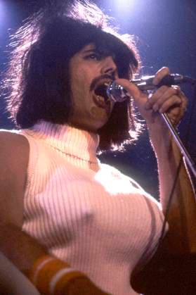 IMAGO ICONS: Freddie Mercury Freddie Mercury von Queen live bei einem Konzert der Works -Tour in der Wembley Arena. London, 07.09.1984 *** Freddie Mercury of Queen live at a Works Tour concert at Wembley Arena London, 07 09 1984 Foto:xR.xKeuntjex xFuturexImage