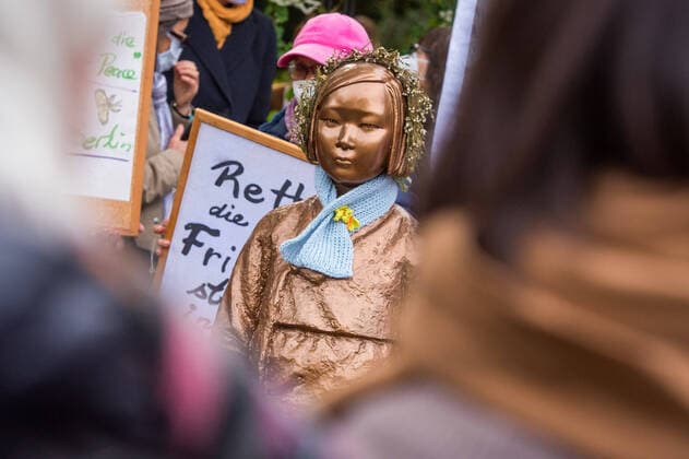 Bilder des Jahres 2020, News 10 Oktober News Themen der Woche KW42 News Bilder des Tages Berlin, Protest für den Erhalt der Friedensstatue in Berlin Deutschland, Berlin - 13.10.2020: Unter dem Motto Berlin, sei mutig! Die Friedensstatue muss bleiben! demonstrieten mehrere hundert Menschen gegen die Entfernung der Statue, welche ein Zeichen gegen sexualisierte Kriegsgewalt darstellt. Im Bild ist die Friedensstatue zu sehen. Berlin Berlin Deutschland *** Berlin, protest for the preservation of the peace statue in Berlin Germany, Berlin 13 10 2020 Under the motto Berlin, be courageous The peace statue must remain Several hundred people demonstrated against the removal of the statue, which is a sign against sexualised war violence.