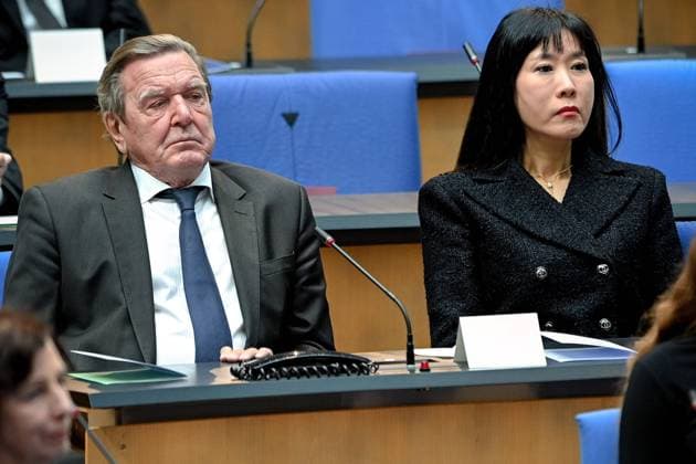 Memorial service for the deceased late State Premier Wolfgang Clement in Bonn Former German chancellor Gerhard Schroeder (L) and his wife Schroeder-Kim So-yeon (R) attend the state memorial ceremony to honor the deceased late State Premier Wolfgang Clement in Bonn, Germany, 13 October 2020. Clement, former Prime Minister of North Rhine-Westphalia and Federal Minister of Economics and Labor, died in Bonn on 27 September 2020 at the age of 80. BONN World Conference Center North Rhine-Westphalia Germany *** Memorial service for the deceased late State Premier Wolfgang Clement in Bonn Former German chancellor Gerhard Schroeder L and his wife Schroeder Kim So yeon R attend the state memorial ceremony to honor the deceased late State Premier Wol Poolfoto EPA-EFE ,EDITORIAL USE ONLY