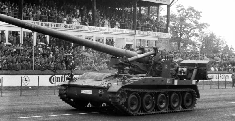 20. Jahrestag der Gruendung der Nato im April 1969 DEU, Deutschland, Dortmund: Parade der Bundeswehr zum 20. Jahrestag der Gruendung der Nato im April 1969 am Flughafen Dortmund. DEU, Germany, Dortmund: Parade of the German Armed Forces on the 20th anniversary of the founding of NATO in April 1969 at Dortmund Airport NRW *** 20th anniversary of the founding of NATO in April 1969 DEU, Germany, Dortmund Parade of the German Armed Forces on the 20th anniversary of the founding of NATO in April 1969 at Dortmund Airport DEU, Germany, Dortmund Parade of the German Armed Forces on the 20th anniversary of the founding of NATO in April 1969 at Dortmund Airport NRW