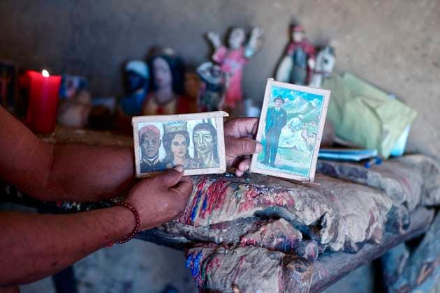IMAGO Cultures of the world, Wayuu Volk in Kolumbien February 18, 2018, Rioacha, La Guajira, Colombia: A Wayuu Piachi or Healer follower of MaroÂ­a Lionza religion, holds postcards of Guaicaipuro, Maria Lionza, Negro Felipe and Dr. Jose Gregorio Hernandez. The central figure in one of the most widespread indigenous religions in certain parts of Colombia and Venezuela, very similar in most aspects to Santeria. The religion is a blend of African, indigenous, and Catholic beliefs. The term Ã¢â‚¬oecult of MaroÂ­a LionzaÃ¢â‚¬Â refers to a multiplicity of purification, divination, healing and initiation rituals in which a medium is possessed by the spirit of Maria Lionza or of other divinities of her pantheon. Rioacha Colombia - ZUMAc94_ 20180218_zap_c94_009 Copyright: xKikexCalvox