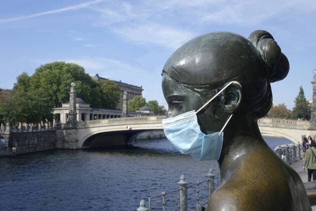 Figure with face mask Figure with face mask, 03 10 2020, Mitte, Spreepromenade, Berlin, A face mask is attached to a figure