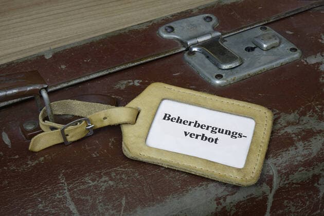 Suitcase with trailer Suitcase with trailer, 13 10 2020, Borkwalde, Brandenburg, In a luggage tag the word Unterkunftverbot