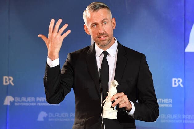 Sebastian Pufpaff mit seinem Preis Blauer Panther, Gestik, Einzelbild,angeschnittenes Einzelmotiv,Halbfigur,halbe Figur. Bayerischer Fernsehpreis 2020 am 14.10.2020 im Kaisersaal in der Residenz in Muenchen. *** Sebastian Pufpaff with his award Blue Panther, gestures, single image, cut single motif, half figure, half figure Bavarian Television Award 2020 on 14 10 2020 in the Kaisersaal in the Residenz in Munich