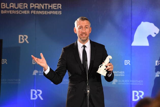 Sebastian Pufpaff with his award Blue Panther, gestures, single image, cut single motif, half figure, half figure Bavarian Television Award 2020 on 14 10 2020 in the Kaisersaal in the Residenz in Munich
