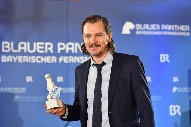 Bilder des Jahres 2020, Entertainment 10 Oktober Entertainment Themen der Woche KW42 Entertainment Bilder des Tages Schauspieler Felix KLARE mit seinem Preis Blauer Panther, Bayerischer Fernsehpreis 2020 am 14.10.2020 im Kaisersaal in der Residenz in Muenchen. *** Actor Felix KLARE with his award Blue Panther, Bavarian Television Award 2020 on 14 10 2020 in the Kaisersaal in the Munich Residence