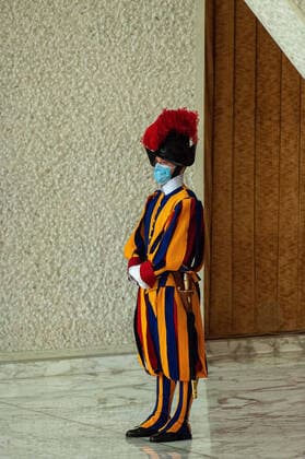 NO FRANCE - NO SWITZERLAND: October 14, 2020 : A Swiss Guard with a protective mask attends the weekly general audience in the Paul VI Hall in the Vatican.  Copyright: x MASSIMILIANOxMIGLIORATO CPPx x xCatholicxPressxPhotox