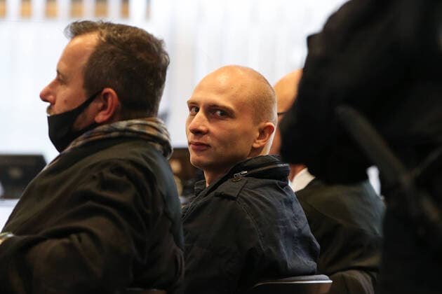 Bilder des Jahres 2020, News 10 Oktober News Themen der Woche KW42 News Bilder des Tages Attentäter Stephan Balliet sitzt im Sitzungssaal mit seinem Anwalt Rutkowski, kurze Zeit später wird er wieder rausgebracht da die Verhandlung heute 15 Minuten später beginnt, da noch nicht alle Personen im Saal sind - Prozesstag Siebzehn im Landgericht Magdeburg gegen den Halle Attentäter Stephan Balliet insgesamt fünf Richterinnen und Richter entscheiden am Ende über das Urteil, ein sechster steht als Reserve parat. Die Vorsitzende Richterin ist Ursula Mertens. 43 Nebenklägerinnen und -kläger sind zum Prozess am Landgericht in Magdeburg zugelassen, die von 21 Anwälten beraten werden. Personen Bitte Pixeln-Personen Unkenntlich machen *** Assassin Stephan Balliet sits in the courtroom with his lawyer Rutkowski, a short time later he is brou