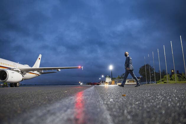Heiko Maas, Federal Minister of Foreign Affairs, runs military part at Berlin Tegel Airport to a plane of the Air Force which will take him to Paris Berlin, 15 10 2020 Berlin Germany Copyright: xThomasxTrutschelx