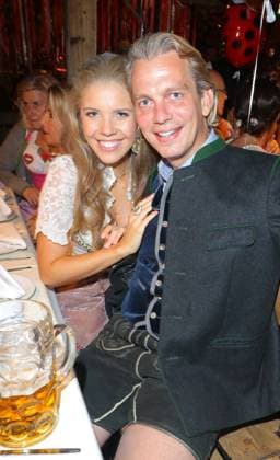 Oktoberfest 17.09.2016 Victoria Swarovski, Saengerin, Moderatorin, Erbin (nicht Svarowski) + Verlobter Werner Muerz auf dem Oktoberfest, der Wiesn, im Festzelt - Kaefers Wiesn Schaenke - auf dem Festgelaende Theresienwiese, Muenchen - 17.09.2016 - *** Oktoberfest 17 09 2016 Victoria Swarovski, singer, presenter, heiress not Svarowski fiancé Werner Muerz at the Oktoberfest, the Wiesn, in the marquee Kaefers Wiesn Schaenke on the festival grounds Theresienwiese, Munich 17 09 2016