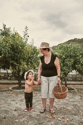 A grandmother and her granddaughter picking fruit in the garden Jaén, AL, Spain CR_NNSU201014D-522930-01 ,model released, Symbolfoto