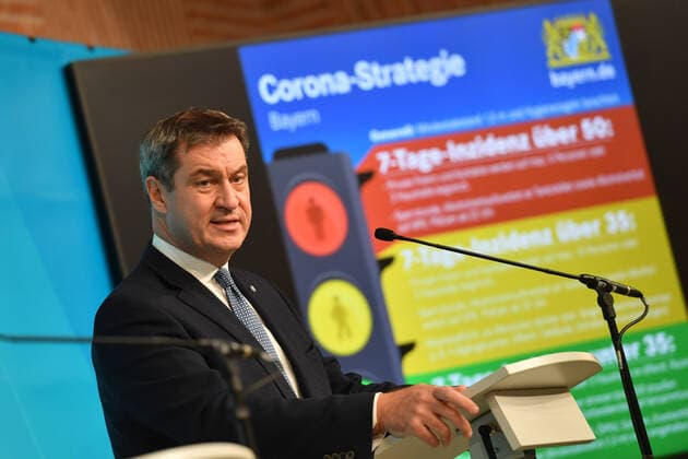 Markus SOEDER State Premier of Bavaria and CSU Chairman in front of a projection of the corona traffic light for Bavaria with the different incidence values, single picture, cut single motif, portrait, portrait, portrait Press conference of the Bavarian State Government about the current development of the corona virus pandemic Prince Carl Palais in Munich on 15 10 2020