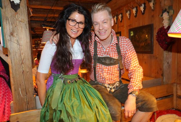 Oktoberfest 22.09.2016 Komiker Michael Mittermeier + Frau Gudrun (Somersault) im Festzelt Kaefers Wies n Schaenke. 183. Oktoberfest Wiesn 2016 auf der Theresienwiese Festwiese in Muenchen - 22.09.2016 - *** Oktoberfest 22 09 2016 Comedian Michael Mittermeier Mrs. Gudrun Somersault in the marquee Kaefers Wies n Schaenke 183 Oktoberfest Wiesn 2016 at the Theresienwiese Festival in Munich 22 09 2016
