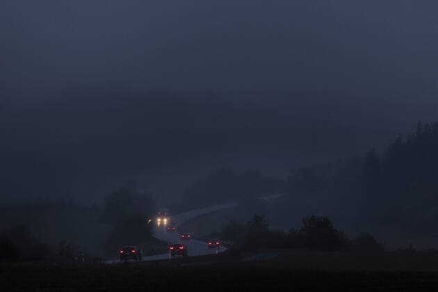 IMAGO Creative: Gesellschaft, Mobilität auf dem Land Autos fahren auf eine er Landstrasse bei Nebel und in blauer Stunden am fruehen Morgen bei Naila, 15.10.2020. Naila Deutschland *** Cars drive on a country road in fog and in blue hours early in the morning near Naila, 15 10 2020 Naila Germany Copyright: xFlorianxGaertner photothek.netx
