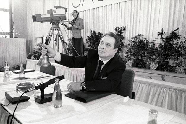 1.Konstituierende Sitzung des Landtag Sachsen-Anhalt in der Dessauer Johann-Philipp-Becker-Kaserne. Am 28.Oktober 1990 trat der Landtag von Sachsen -Anhalt zu seiner ersten konstituierenden Sitzung zusammen und wählte den Landtagspräsident und den Ministerpräsident. Erster Landtagspräsident wird Dr. Klaus Keitel. *** 1 Constituent session of the Landtag of Saxony-Anhalt in the Johann Philipp Becker Barracks in Dessau On 28 October 1990, the Landtag of Saxony-Anhalt convened for its first constituent session and elected the President of the Landtag and the Prime Minister.