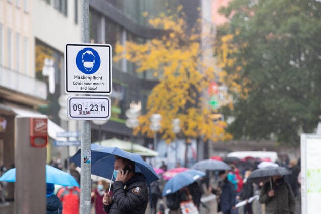 Mask duty and rain in Munich, people on the move with umbrellas and masks on 16 October 2020 in Munich People in the Munich pedestrian zone with umbrellas and masks on October 16th 2020 Munich Bavaria Germany