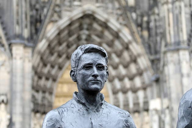 Skulptur anything to say Julian Assange 1. Fussball Bundesliga Saison 2020 2021 Geißbockheim Köln Deutschland 16.10.2020 Edward Snowden *** Sculpture anything to say Julian Assange 1 Football Bundesliga Season 2020 2021 Geißbockheim Cologne Germany 16 10 2020 Edward Snowden
