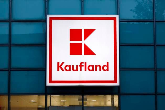 Eine Kaufland-Filiale in der Thebäerstrasse in Ehrenfeld. Kaufland ist ein Unternehmen des Lebensmitteleinzelhandels mit Sitz in Neckarsulm, Deutschland. Nach dem geplatzten Werbedeal zwischen Kaufland und Michael Wendler, stellt der Schlagerstar der Supermarktkette eine ordentliche Summe in Rechnung. Das Unternehmen hatte die Kampagne aufgrund seiner Corona-Äußerungen zurückgezogen. (Themenbild, Symbolbild). Köln, 15.10.2020 *** A Kaufland branch on Thebäerstrasse in Ehrenfeld Kaufland is a food retailing company based in Neckarsulm, Germany After the failed advertising deal between Kaufland and Michael Wendler, the pop star is now charging the supermarket chain a tidy sum The company had withdrawn the campaign due to its corona state Foto:xC.xHardtx xFuturexImage