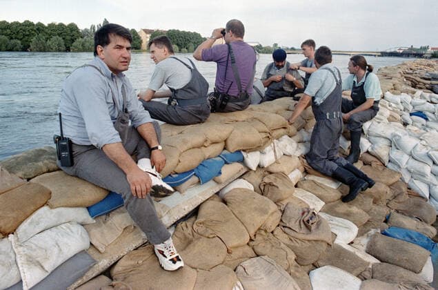 Oderflut 1997 Frankfurt Oder, DEU, 27.07.97 - Hilfskraefte machen Pause auf einem Schutzdeich aus Sandsaecken in Frankfurt Oder. Frankfurt Oder Germany *** Oder flood 1997 Frankfurt Oder, DEU, 27 07 97 Aid workers take a break on a protective dyke made of sandbags in Frankfurt Oder Frankfurt Oder Germany
