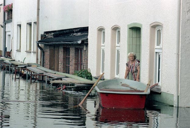 Oderflood 1997 Eisenhuettenstadt, DEU, 24 07 97 Hildegard Luhn can only leave her house in Eisenhuettenstadt, which is surrounded by flood waters, by boat Eisenhuettenstadt Germany