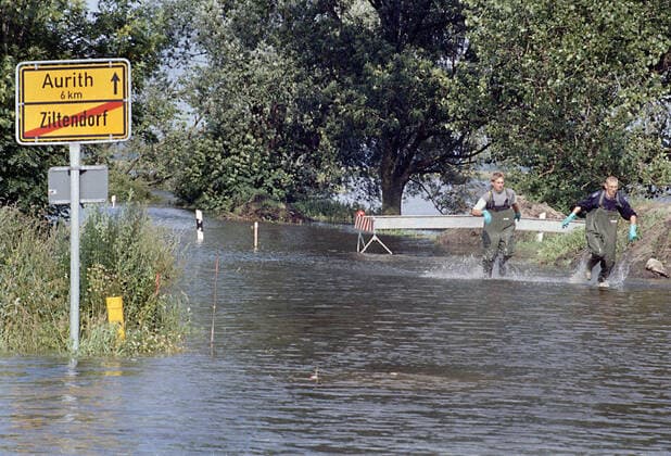 Oderflut 1997 Aurith, DEU, 02.08.97 - Mit Wathosen laufen zwei Maenner durch eine ueberflutete Strasse in Aurith. Aurith Germany *** Oder flood 1997 Aurith, DEU, 02 08 97 Two men with waders are walking through a flooded street in Aurith Aurith Germany