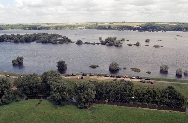 Oderflut 1997 Zollbruecke, DEU, August 97 - Ueberflutete Oder im Oderbruch mit Blick auf die polnische Seite, links. Sandsaecken verstaerkten Oderdeich im Oderbruch. Zollbruecke Germany *** Oder flood 1997 Zollbruecke, DEU, August 97 Flooded Oder in the Oderbruch with view to the Polish side, left sandbags reinforced Oder dike in the Oderbruch Zollbruecke Germany