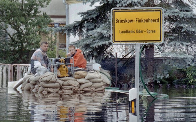 Oder flood 1997 Brieskow Finkenheerd, DEU, July 97 Residents of a flooded house sit on sandbags Brieskow Finkenheerd Germany