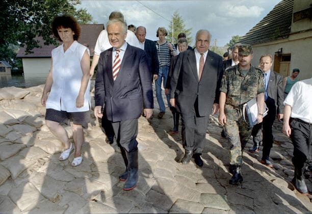 Oderflut 1997 Ratzdorf, DEU, 22.07.97 - Bundeskanzler Helmut Kohl geht mit Brandenburgs Ministerpraesident Manfred Stolpe und der Buergermeisterin von Ratzdorf Ute Petzel ueber einen Schutzdeich aus Sandsaecken. Ratzdorf Germany *** Oder flood 1997 Ratzdorf, DEU, 22 07 97 Federal Chancellor Helmut Kohl walks with Brandenburgs State Premier Manfred Stolpe and the Mayor of Ratzdorf Ute Petzel over a protective dyke made of sandbags Ratzdorf Germany