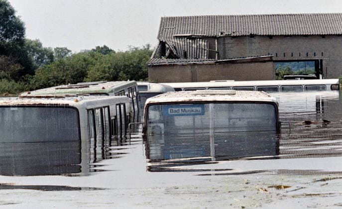 IMAGO Nature: Unsere Erde, Klimawandel, Überschwemmungen Oderflut 1997 Aurith, DEU, 02.08.97 - Busse in einem Busdepot, im ueberfluteten Dorf Aurith in der Ziltendorfer Niederung. Aurith Germany *** Oder flood 1997 Aurith, DEU, 02 08 97 Busses in a bus depot, in the flooded village Aurith in the Ziltendorfer Niederung Aurith Germany