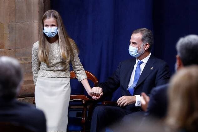 Entertainment Bilder des Tages Spain s Crown Princess Leonor (L) reacts next to her father, King Felipe VI (R), prior to delivering a speech during the Princess of Asturias Awards 2020 ceremony held at La Reconquista Hotel, in Oviedo, Spain, 16 October 2020. Princess of Asturias Awards 2020 !ACHTUNG: NUR REDAKTIONELLE NUTZUNG!  Copyright: xBallesterosx GRAF1963 20201016-637384740979177271