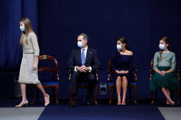 Spain s Crown Princess Leonor (L) on her way to deliver a speech during the Princess of Asturias Awards 2020 ceremony held at La Reconquista Hotel, in Oviedo, Spain, 16 October 2020. Princess of Asturias Awards 2020 !ACHTUNG: NUR REDAKTIONELLE NUTZUNG!  Copyright: xBallesterosx GRAF1964 20201016-637384743650949787