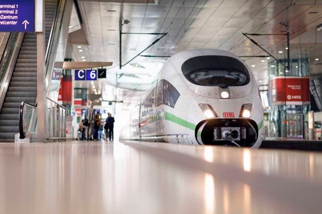 Die Bahn will den Anstieg der Personalkosten dämpfen, weil die Einnahmen in der Coronakrise eingebrochen sind. Mit der Eisenbahn- und Verkehrsgewerkschaft (EVG) hat sie bereits einen Tarif vereinbart. Die Gewerkschaft Deutscher Lokomotivführer (GDL) hat diesen abgelehnt, befindet sich aber in Schlichtungsgesprächen. Im Bild ein ICE am Bahnhof Frankfurt Airport. Frankfurt, 16.10.2020 *** The Deutsche Bahn wants to curb the rise in personnel costs because revenues have collapsed in the Corona crisis It has already agreed a collective agreement with the Railway and Transport Union (EVG) The German Locomotive Drivers Union (GDL) has rejected it, but is in conciliation talks The picture shows an ICE train at Frankfurt Airport station, 16 10 2 Foto:xC.xHardtx xFuturexImage