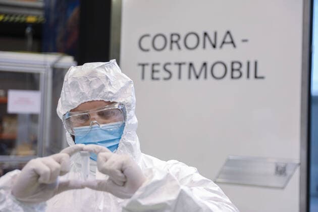 Die Corona-Pandemie führt zu spürbaren Einschnitten in Beruf und Privatleben, mit drastischen Folgen für die globale Wirtschaft. Zur Bewältigung der medizinischen Krise ist das Unterbrechen von Infektionsketten zentral. Die Basis hierfür sind zuverlässige Testverfahren, die es ermöglichen, Infektionen schnell und effektiv nachzuweisen. Fraunhofer-Forschende entwickeln aktuell ein neues SARS-CoV-2-Testverfahren, das die bisherige minimale Nachweiszeit von vier Stunden auf nur 40 Minuten reduzieren könnte und durch den Wegfall komplexer, kostspieliger Analysegeräte eine mobile Vor-Ort-Testung ermöglichen soll. Der Prototyp des mobilen Labors wurde gemeinsam vom Fraunhofer-Institut für Molekularbiologie und Angewandte Oekologie
