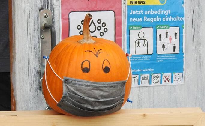 Photo Manuel Geisser 17 10 2020 Corona pandemic picture pumpkin with mask protective mask face mask