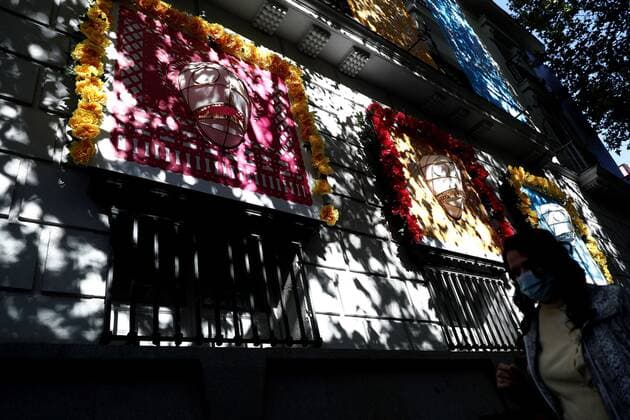 People walk past the headquarters of the House of Mexico, where there has been installed the Altar de muertos (lit. The Altar of the Dead ), in Madrid, central Spain, 17 October 2020. Visitors will have the chance to learn about the culture and origins surrounding the tradition of death in Mexico. Altar de muertos in the House of Mexico, in Madrid !ACHTUNG: NUR REDAKTIONELLE NUTZUNG!  Copyright: xMariscalx GRAF2487 20201017-637385545262895879