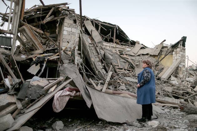 Bilder des Jahres 2020, News 10 Oktober News Themen der Woche KW42 News Bilder des Tages STEPANAKERT, NAGORNO-KARABAKH - OCTOBER 17, 2020: A woman examines the ruins of a residential house destroyed in a shelling attack. The fighting between Armenia and Azerbaijan over the disputed Caucasus Mountains territory of Nagorno-Karabakh resumed in late September. Both countries accused each other of provocation, declared martial law, and mobilized their armed forces. In the night of October 16, the capital city of Nagorno-Karabakh, Stepanakert, and the Azerbaijani city of Ganja underwent military attacks with multiple casualties and injuries reported from both sides. Sergei Bobylev TASS  TS0EB378