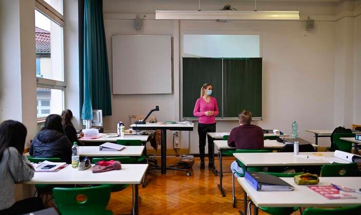 Teacher with face mask in face-to-face class, windows closed, corona crisis, Stuttgart, Baden Württemberg, Germany, Europe Copyright: imageBROKER/MichaelxWeber iblimw05902339.jpg