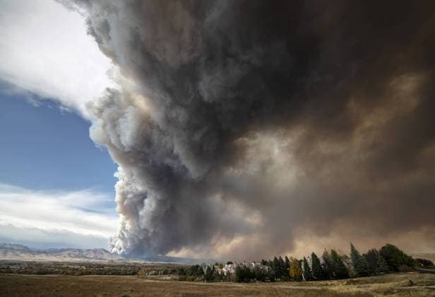IMAGO Nature: Unsere Erde, Klimawandel, Waldbrände News Bilder des Tages USA, Cal-Wood Feuer in Boulder County, Colorado A massive plume of smoke rises from the CalWood wildfire which is burning in the Boulder County foothills near the town of Jamestown, as seen from Niwot, Colorado on Saturday, October 17, 2020. Officials have declared a wide evacuation zone encompassing land west of the Peak to Peak Highway to across U.S. 36 on the east side, and from Jamestown on the south end, north to South Sheep Mountain.  DEN20201017501