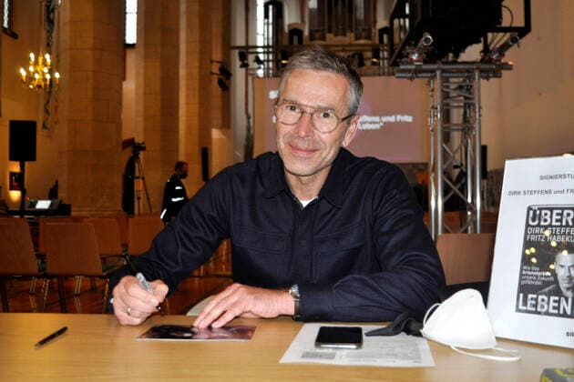 Bilder des Jahres 2020, Entertainment 10 Oktober Entertainment Themen der Woche KW42 Entertainment Bilder des Tages Dirk Steffens beim Fototermin anlässlich der Buchsignierung Über Leben - Zukunftsfrage Artensterben: Wie wir die Ökokrise überwinden in der Konzerthalle Ulrichskirche. Halle Saale, 17.10.2020 *** Dirk Steffens at the photo session on the occasion of the book signing About Life Future question Art extinction How we overcome the ecological crisis in the concert hall Ulrichskirche Halle Saale, 17 10 2020 Foto:xM.xWehnertx xFuturexImage