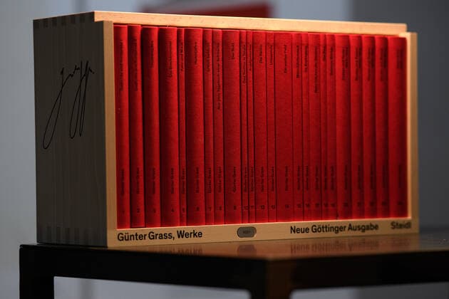 Ausstellung Büchermachen mit Grass und Steidl 18.10.2020, Göttingen --- Der Verleger und Drucker Gerhard Steidl zeigt in einer Ausstellung im Günter Grass Archiv die Bände von der Neuen Göttinger Ausgabe der Werke von Schriftsteller Günter Grass. Göttingen Niedersachsen Deutschland *** Exhibition Büchermachen mit Grass und Steidl 18 10 2020, Göttingen Publisher and printer Gerhard Steidl shows in an exhibition in the Günter Grass Archive the volumes from the New Göttingen Edition of the works of writer Günter Grass Göttingen Lower Saxony Germany