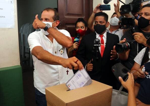 The presidential candidate of Creemos, Luis Fernando Camacho, goes to vote this Sunday in Santa Cruz, Bolivia 18 October 2020. The former civic leader and candidate for the Creemos alliance asked to consolidate the Bolivian democratic process after casting his vote in Santa Cruz. Camacho asks to consolidate the democracy that it cost to recover in Bolivia !ACHTUNG: NUR REDAKTIONELLE NUTZUNG!  Copyright: xJuanxCarlosxTorrejónx AME2065 20201018-637386508968115066