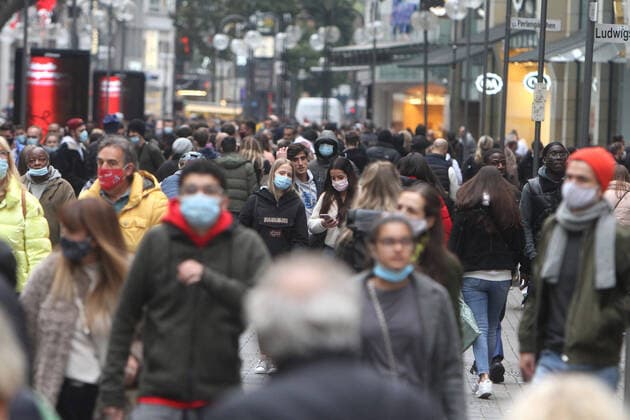 The city of Cologne belongs to the risk area with an incidence beyond the 50 new infections, after which there have been numerous restrictions Passers-by now have to wear mouth nose covers in the city centre and in highly frequented places The shopping street and pedestrian zone Schildergasse is one of these places, but not al