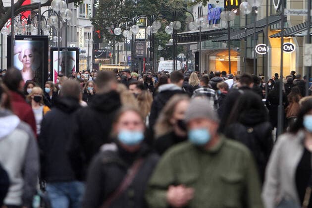The city of Cologne belongs to the risk area with an incidence beyond the 50 new infections, after which there have been numerous restrictions Passers-by now have to wear mouth nose covers in the city centre and in highly frequented places The shopping street and pedestrian zone Schildergasse is one of these places, but not al